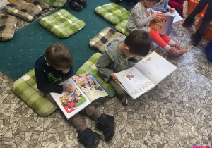Czas dzieci z książką.