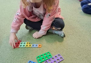 Laura układa kształty od najmniejszego do największego