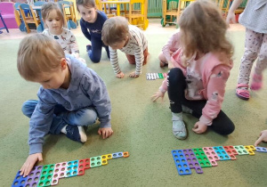 Puchatki ułożyły zestawy kształtów od najmniejszego do największego