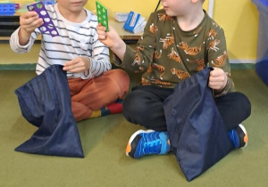 Olaf i Mateusz grają w "Wojnę kształtów"