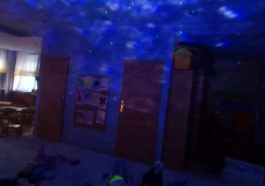 Zabawa relaksacyjna z użyciem projektora