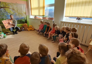 Dzieci słuchają o mrówkach