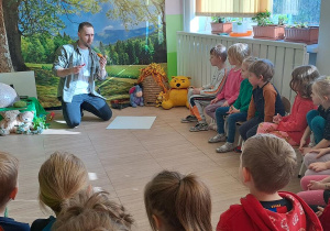 Prowadzący opowiada o spotkaniu mrówek z pszczołami
