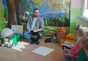 Prowadzący opowiada o mrówkach zamieszkujących Ziemię