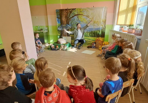 Prowadzący opowiada o tym, dlaczego mrówki budują mrowiska w pobliżu drzew