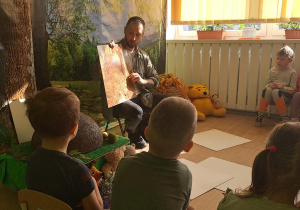 Prowadzący pokazuje zdjęcie ogromnego mrowiska