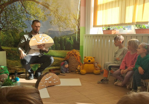 Prowadzący opowiada o mrowiskach