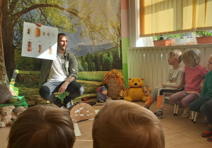 Prowadzący opowiada o rozwoju mrówek i ich rodzajach