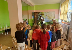 Puchatki kłaniają się królowej mrówek