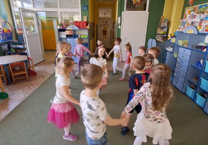 Zabawa integracyjna pt. „Mam chusteczkę haftowaną” - Hania S.