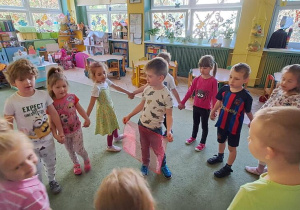 Zabawa integracyjna pt. „Mam chusteczkę haftowaną” - Mateusz