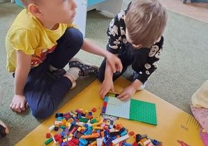 Kuba i Filip budują wspólny zamek