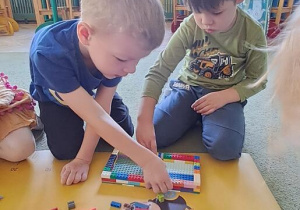 Antoś i Filip budują wspólny zamek