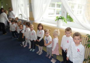 dzieci śpiewają hymn