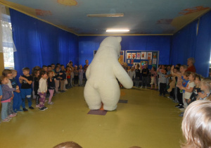 Dzieci tańczą w koło misia.