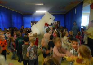 Wspólne tańce z dużym misiem.