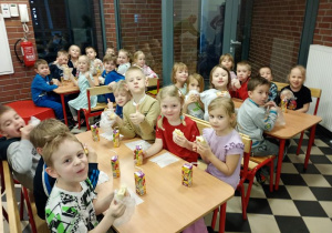 Grupa Delfinków zjada pyszny poczęstunek