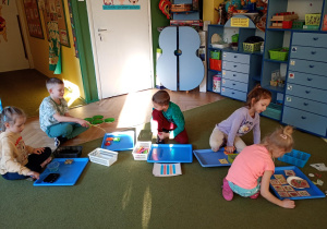 Dzieci pracują z materiałem rozwojowym Marii Montessori
