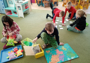 Puchatki pracują z materiałem rozwojowym Marii Montessori