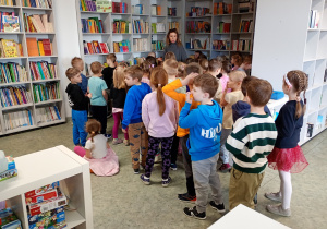 Dzieci oglądają zbiory szkolnej biblioteki