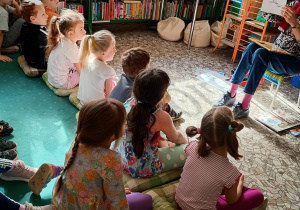 Puchatki rozmawiają z panią bibliotekarką na temat powstawania książki