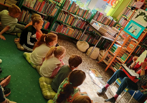 Dzieci rozwiązują zagadki obrazkowe na temat bajek i baśni