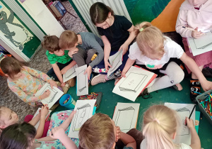 Puchatki rysują okładki swoich wymyślonych książek