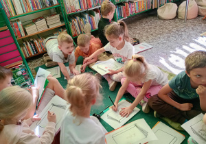 Dzieci projektują okładki swoich książek