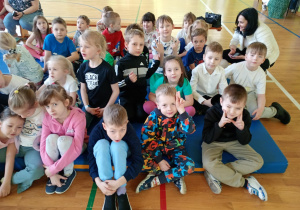 Dzieci słuchają recytacji wierszy Juliana Tuwima
