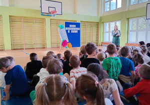 Prowadząca zadaje dzieciom zagadki