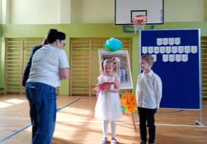 Panie prowadzące konkurs recytatorski wręczają dzieciom nagrody za występy