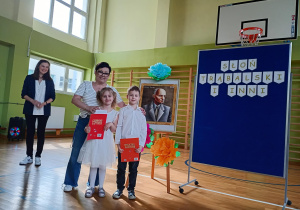 Chłopiec i dziewczynka z nagrodami za występ