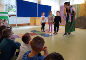 Mali artyści w akcji- dzieci śpiewały piosenki