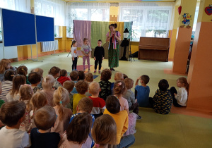 Dzieci śpiewają ,,Sto lat"