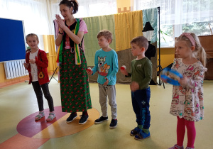 Dzieci aktywnie uczestniczą w przedstawieniu grając na instrumentach