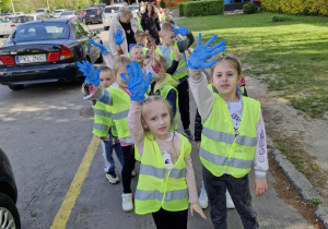 dzieci pokazują że są gotowi do sprzątania i mają rękawiczki