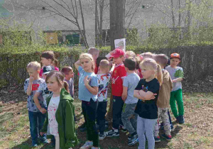 Dzieci podczas zabawy ruchowej w ogrodzie