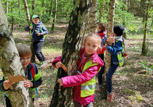 Dzieci przytulają się do brzozy, jako element kontaktu z naturą