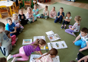 Dzieci oglądają materiały edukacyjne o pszczołach