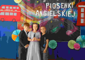 Hania, Olaf i Mateusz witają gości, mówiąc wierszyk