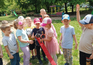 Klara i Błażej oglądają węża strażackiego