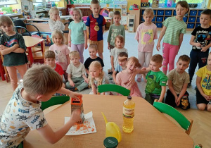 Tobiasz trze marchewkę na tarce