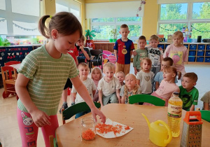 Roża wkłada marchewkę do słoika