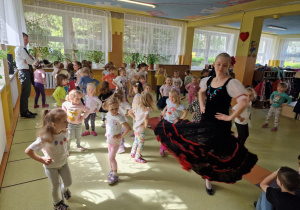 dzieci uczą się kroków różnych tańców