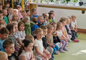 dzieci oglądają tancerki tańczące tańce narodowe