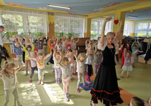 dzieci uczą się kroków różnych tańców
