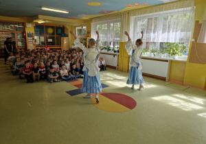 dzieci oglądają tancerki tańczące tańce narodowe