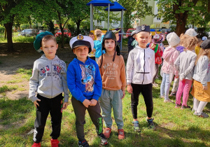Chłopcy w czapkach wojskowych podczas koncertu