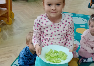 Marysia częstuje dzieci ogórkami