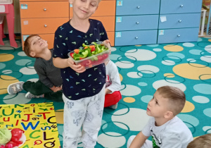 Julek częstuje dzieci warzywami